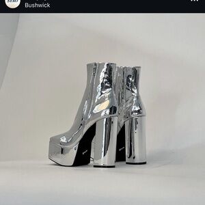 Syro Men’s Silver Patent Leather Heels - size 10